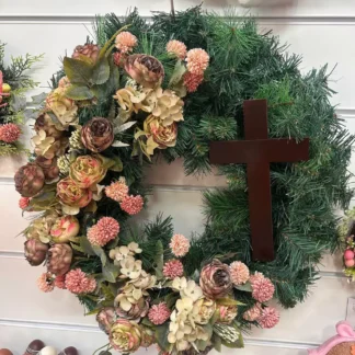 Guirlanda com crucifixo e flores verdes outonadas