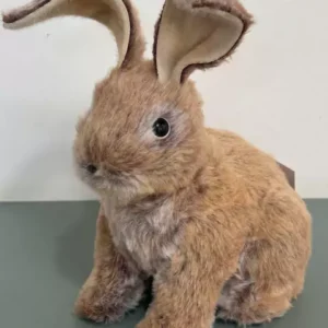 Coelho sentado de pelúcia marrom 23cm