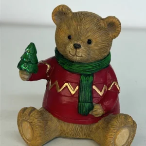 Urso roupa verm com cachecol verde em resina 8cm