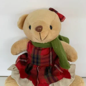 Ursinha de pelúcia com roupa xadrez verde vermelho 20cm