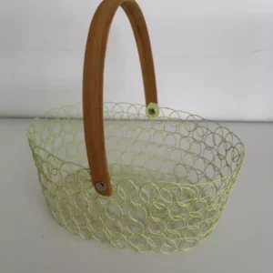 Cesta metal vazada verde claro com alça