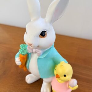 Coelho com pintinho de resina 20x13x8cm