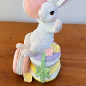 Coelho de resina sentado nos macarrons 17cm
