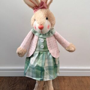 Coelha em pé roupa xadrez verde e rosa 70cm (cópia)