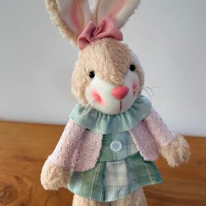 Coelha roupa verde e rosa 40cm