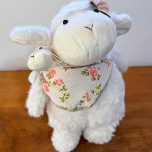 Ovelha com filhote pelúcia 23cm
