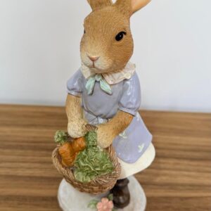 Coelha vestido lilás e cesta de resina 21cm