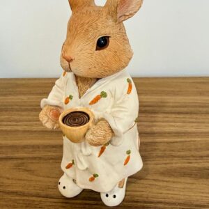 Coelho de roupão cenourinha de resina 19cm