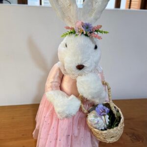 Coelha palha em pé cesta doces 50cm