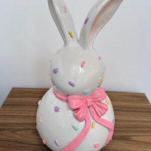 Coelho decorativo branco com laço rosa 15x16x30cm