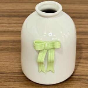 Vaso branco louça com laço verde 9,5x7x7cm