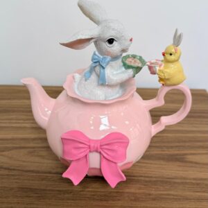 Coelho no bule rosa com pintinho de resina 22cm